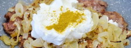 печень куриная, жареная с луком в сметане. Шаг 8