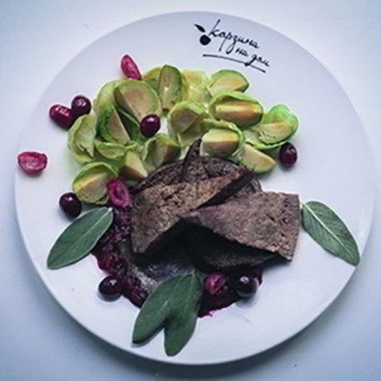 Рецепт печени с клюквенныма соусома и брюссельского капустого