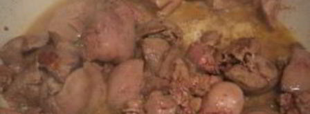 печень с луком тушеная. Шаг 3