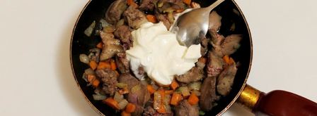 печень с морковью и сметаной. Шаг 6