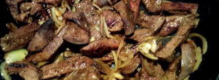 печень с морковью и солеными огурцами. Шаг 2