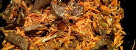 печень с морковью и солеными огурцами. Шаг 3