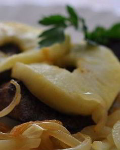 Печень с яблоками