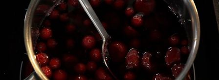 телячья печень на пюре из яблок с ягодным соусом. Шаг 2