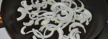 жареная куриная печень с луком. Шаг 2