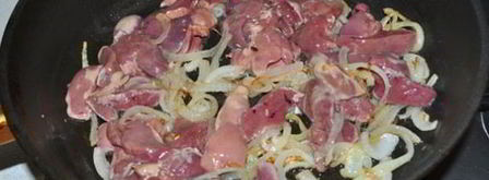 жареная куриная печень с луком. Шаг 3