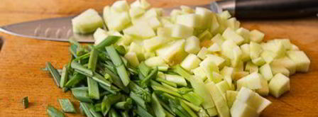 жареная куриная печень с яблоками и сладким перцем. Шаг 3