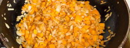 жареная куриная печень с яблоками и сладким перцем. Шаг 11