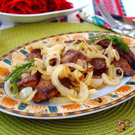 Рецепт жареной свиной печени с лукома и чеснокома