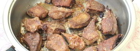 жареная свиная печень с луком и чесноком. Шаг 4