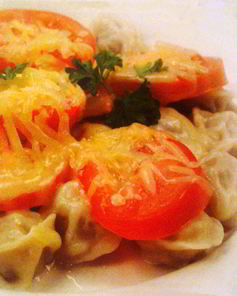 Пельмени с помидорами и сыром