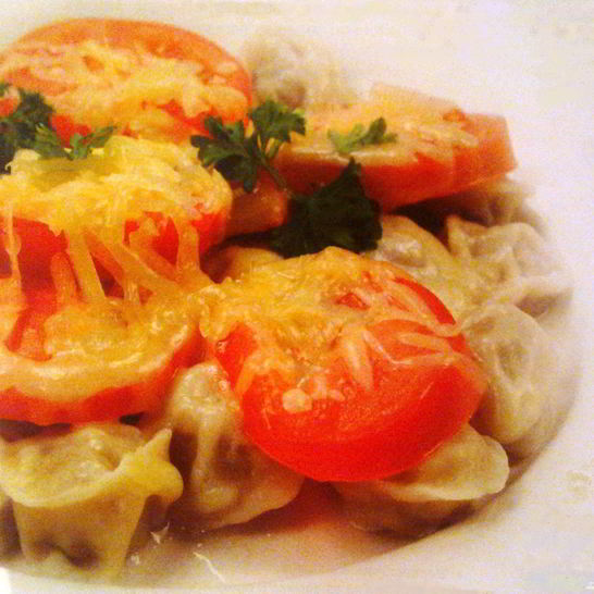 Рецепт пельменей с помидорами и сыром