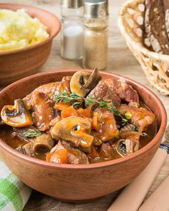 Густое рагу из свинины на красном вине