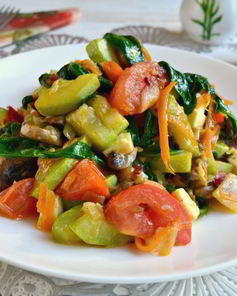 Овощное рагу со шпинатом, грибами и брынзой на сковороде