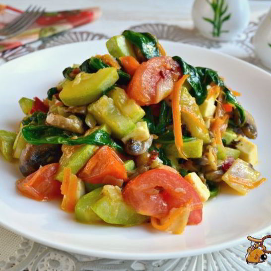 Рецепт овощного рагу со шпинатом, грибами и брынзой на сковороде