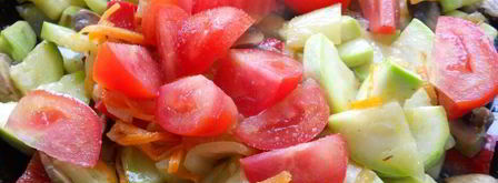 овощное рагу со шпинатом, грибами и брынзой на сковороде. Шаг 2