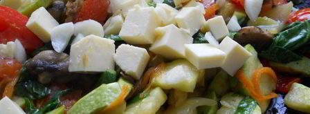 овощное рагу со шпинатом, грибами и брынзой на сковороде. Шаг 4