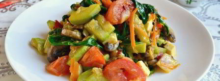 овощное рагу со шпинатом, грибами и брынзой на сковороде. Шаг 5