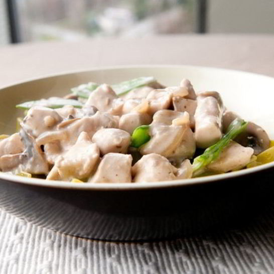 Рецепт пикантного куриного фрикасе с грибами