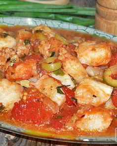 Рагу из морского окуня с оливками и томатами