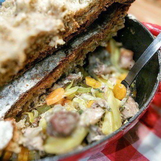 Рецепт слоеного рагу из мяса и овощей под хлебной корочкой
