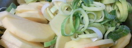 слоеное рагу из мяса и овощей под хлебной корочкой. Шаг 2