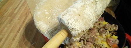 слоеное рагу из мяса и овощей под хлебной корочкой. Шаг 6