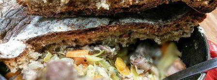 слоеное рагу из мяса и овощей под хлебной корочкой. Шаг 8