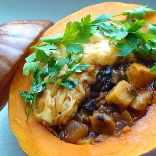 Рецепт запеченной тыквы, фаршированной овощным рагу с грибами и сыром