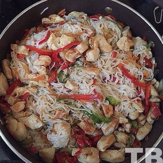 Рецепт рисовой лапши с куриной грудкой и овощами