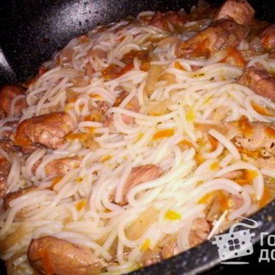 Рецепт рисовой лапши с куриным филе в винном соусе