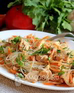 Рисовая лапша с курицей и морковью