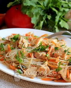 Рисовая лапша с курицей и морковью