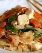 Рисовая лапша с тофу и овощами