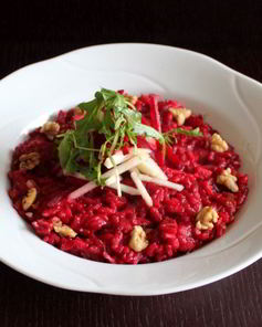 Свекольное ризотто с яблоком, грецким орехом и сыром бри