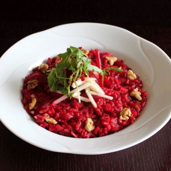 Рецепт свекольного ризотто с яблоком, грецким орехом и сыром бри