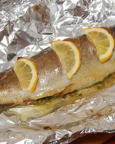 Форель, запеченная с лимоном и зеленью