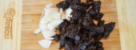 кальмары, фаршированные грибами и черносливом. Шаг 3