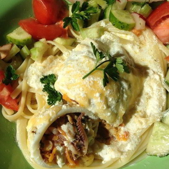 Рецепт кальмаров, фаршированных морепродуктами, под сливочным соусом