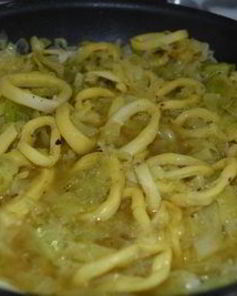 Кальмары с капустой тушеные