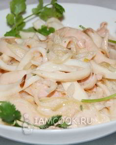 Кальмары, тушеные в сметане