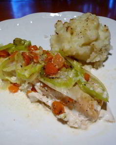 Лосось с луком пореем и морковью