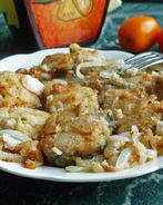 Минтай на сковороде с луком