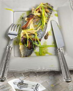 Морской окунь с грибами и пореем