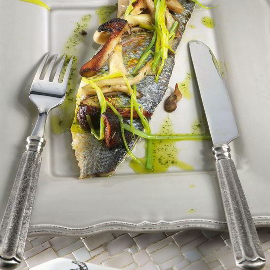 Рецепт морского окуня с грибами и пореем