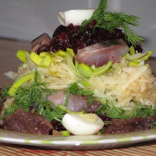 Рецепт овощного шалашика с сельдью