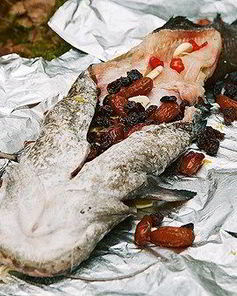 Сом с финиками и изюмом на углях