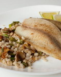 Тилапия с салатом из грибов и перловой крупы