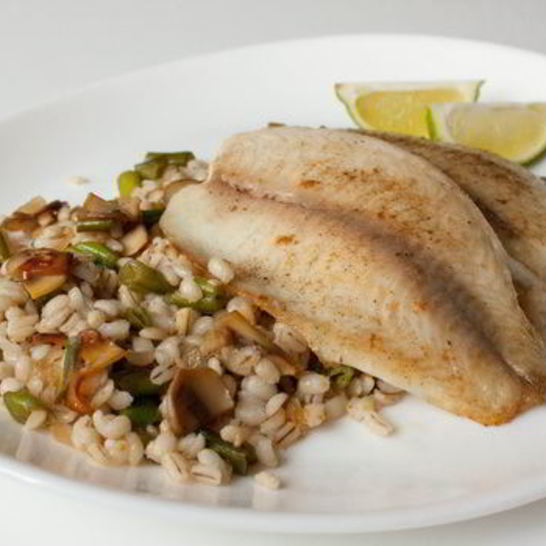 Рецепт тилапии с салатом из грибов и перловой крупы