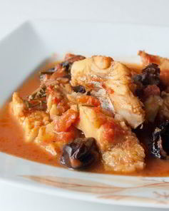 Томленая в томатном соусе треска с черносливом